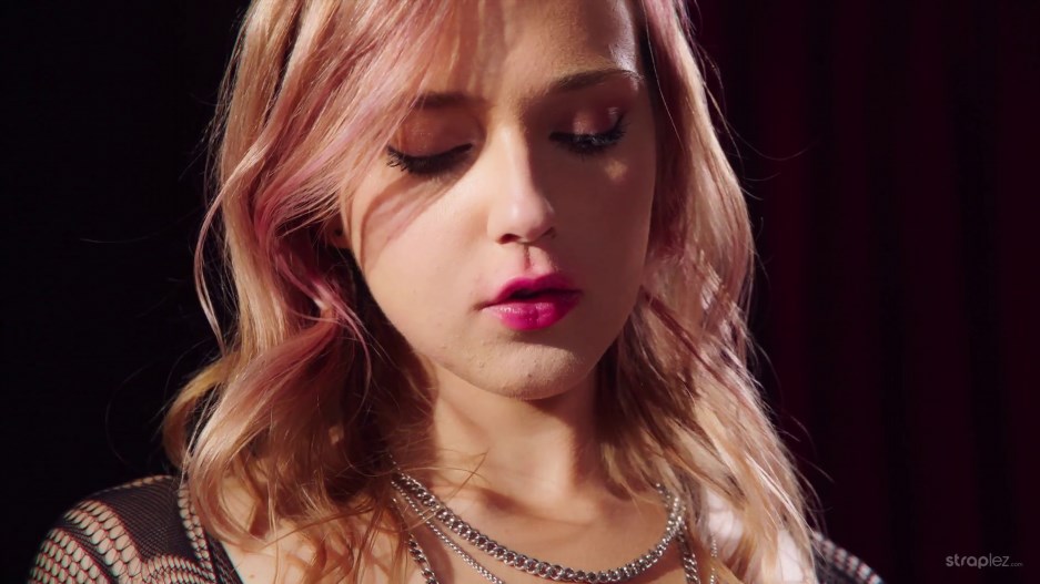 Oxana Chic, Nikoleta - Crimson Passion 2